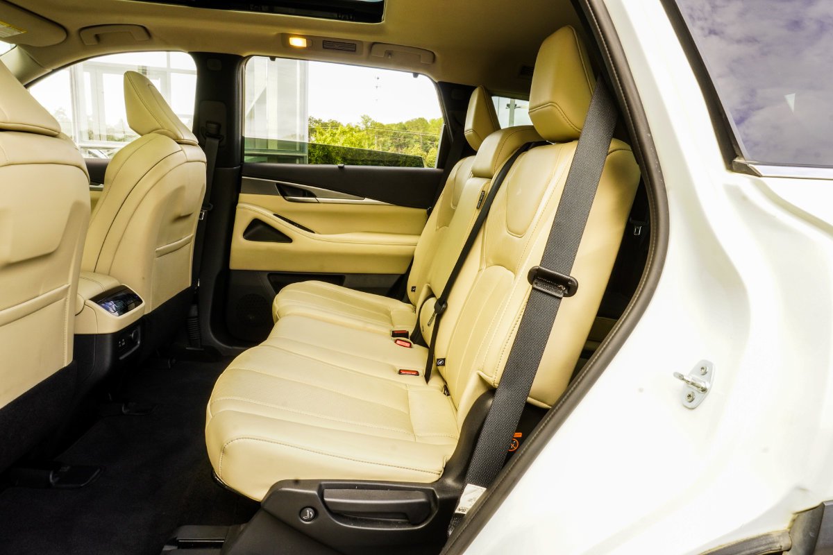 Used 2023 White INFINITI LUXE image 34