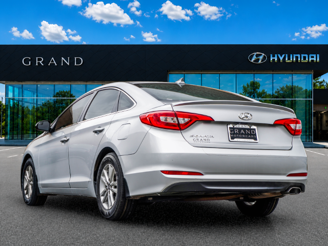 Used 2015 Silver Hyundai SE image 4