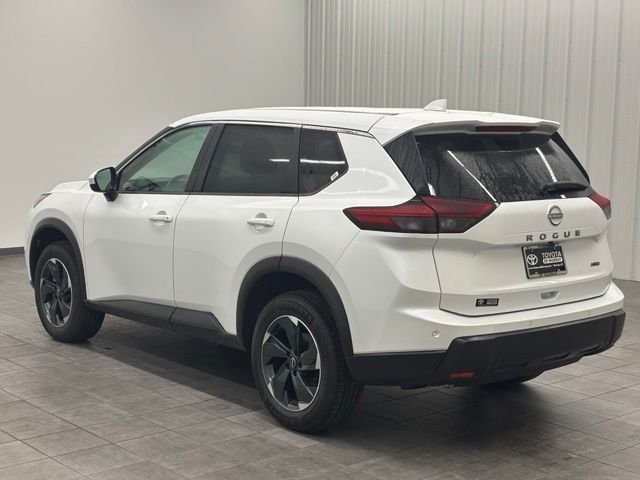 Used 2025 White Nissan SV image 5