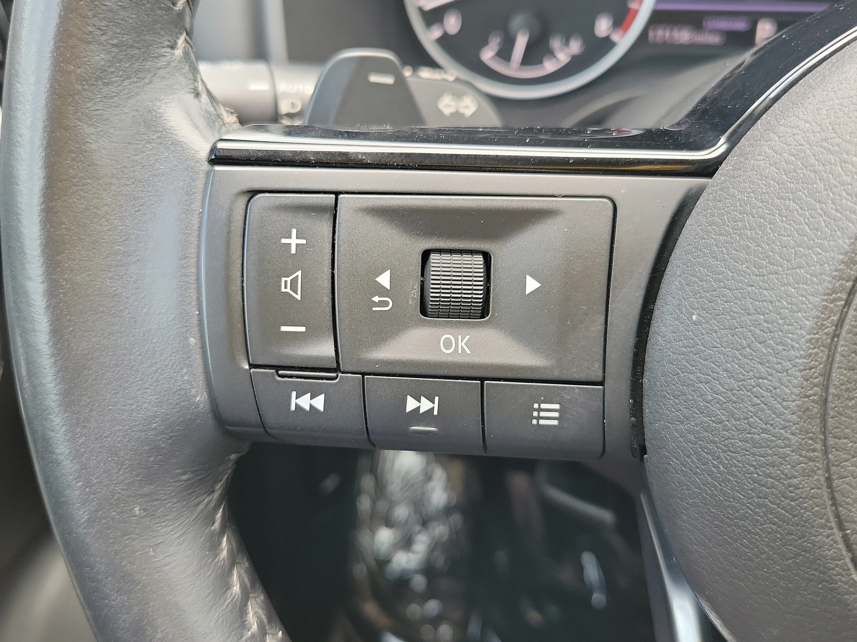 Used 2023 Boulder Gray Pearl Nissan SL image 30