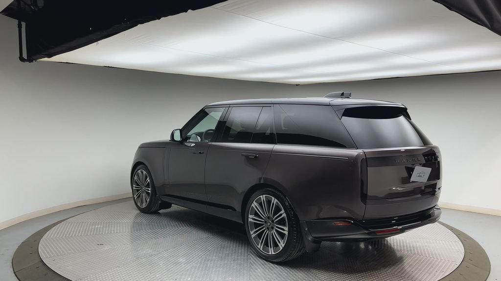 Used 2024 Charente Gray Premium Metallic Land Rover SE image 4