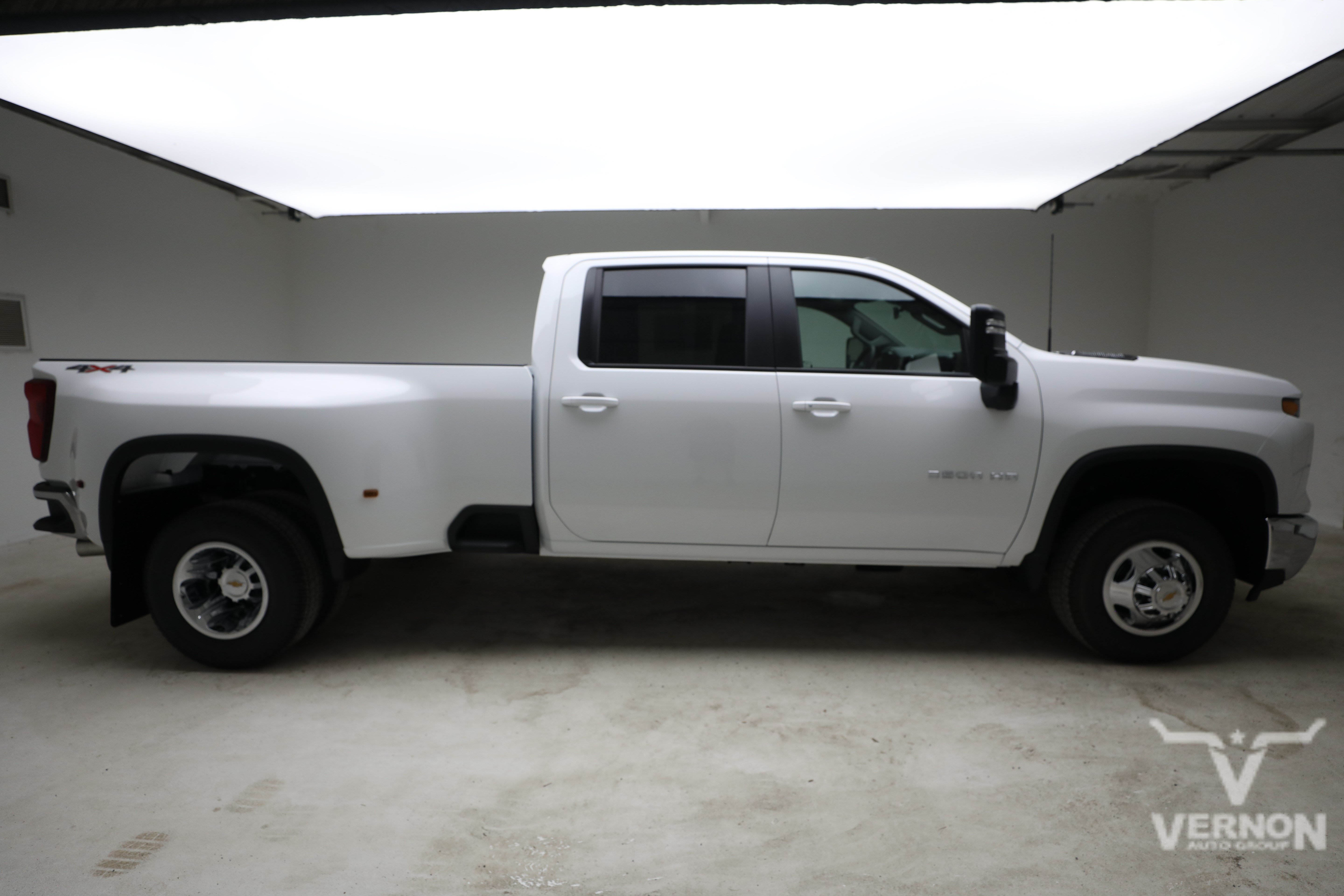 New 2026 Summit White Chevrolet N image 6