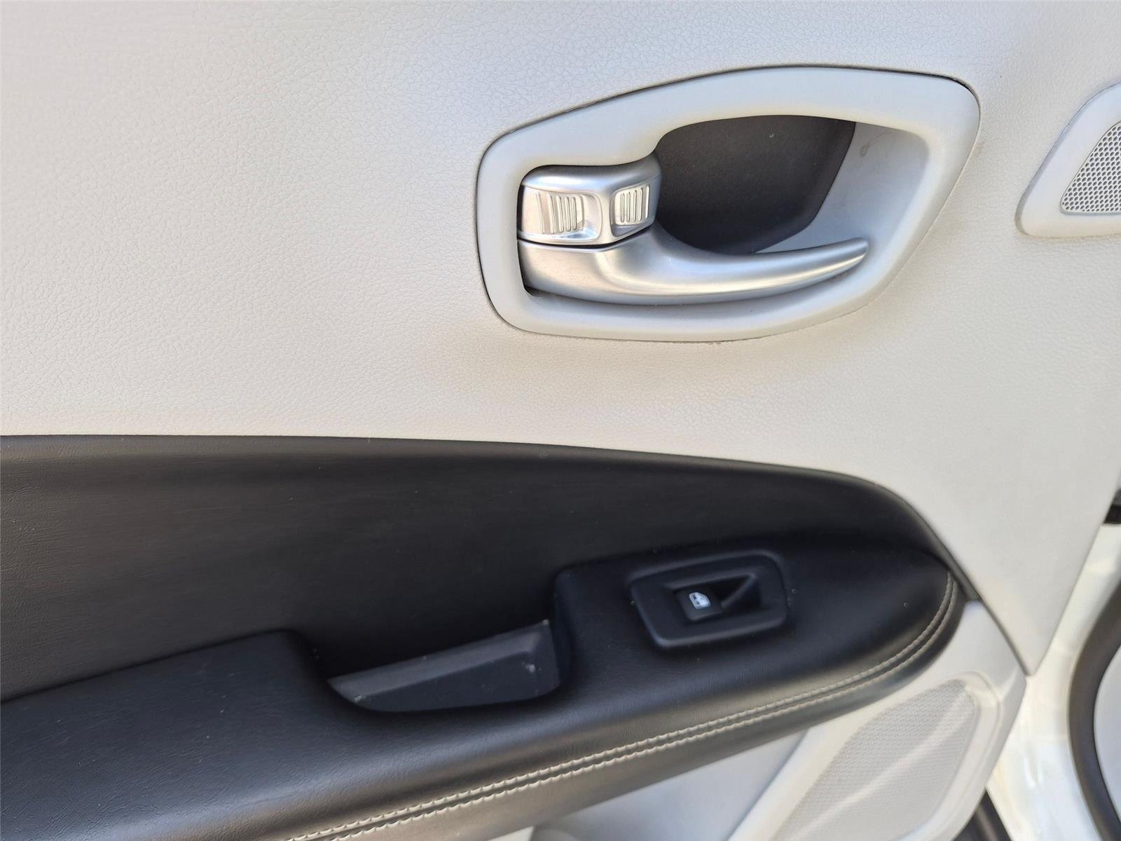 Used 2018 White Clearcoat Jeep Latitude image 26