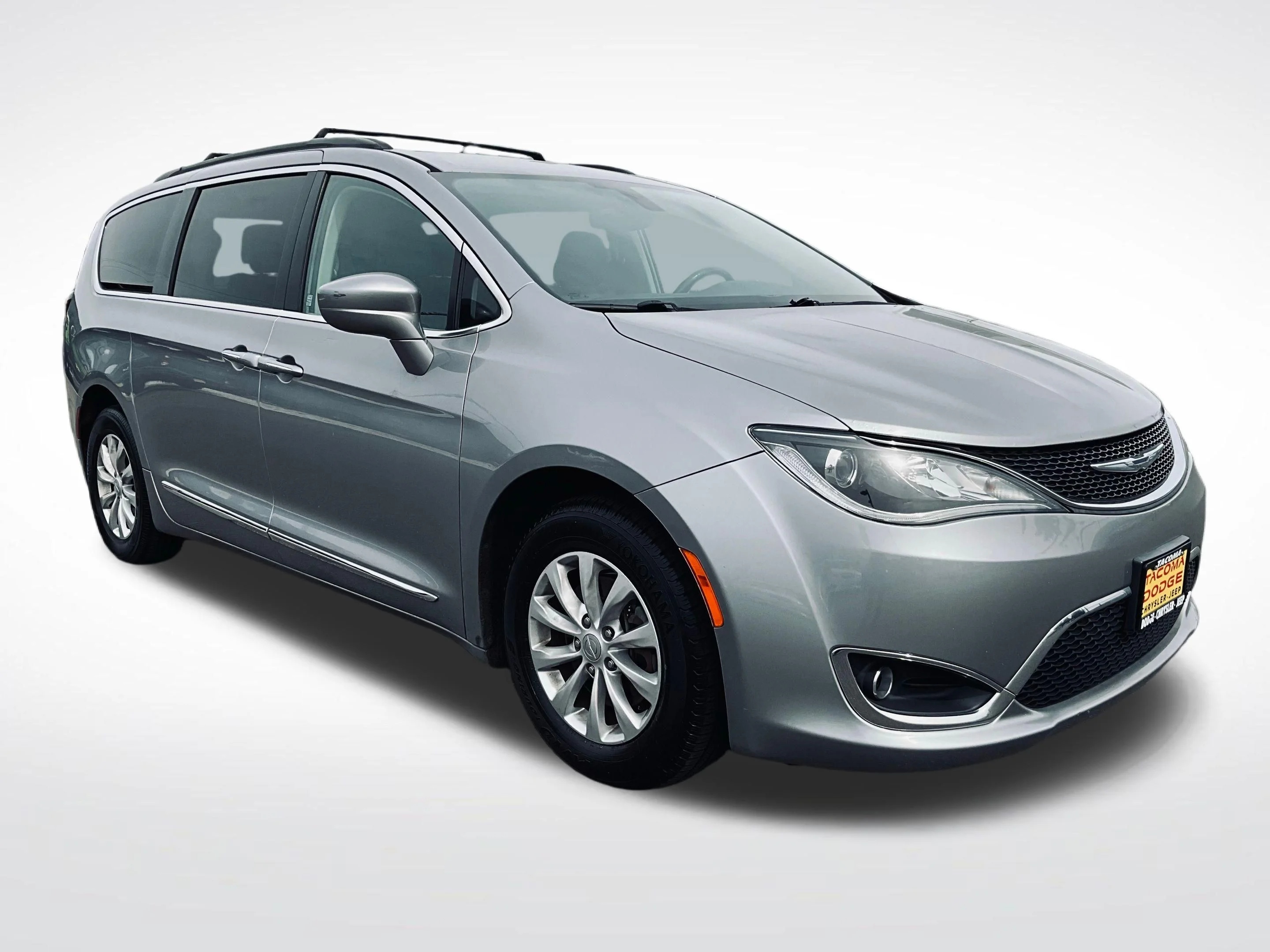 Used 2017 Silver Chrysler Touring L image 7