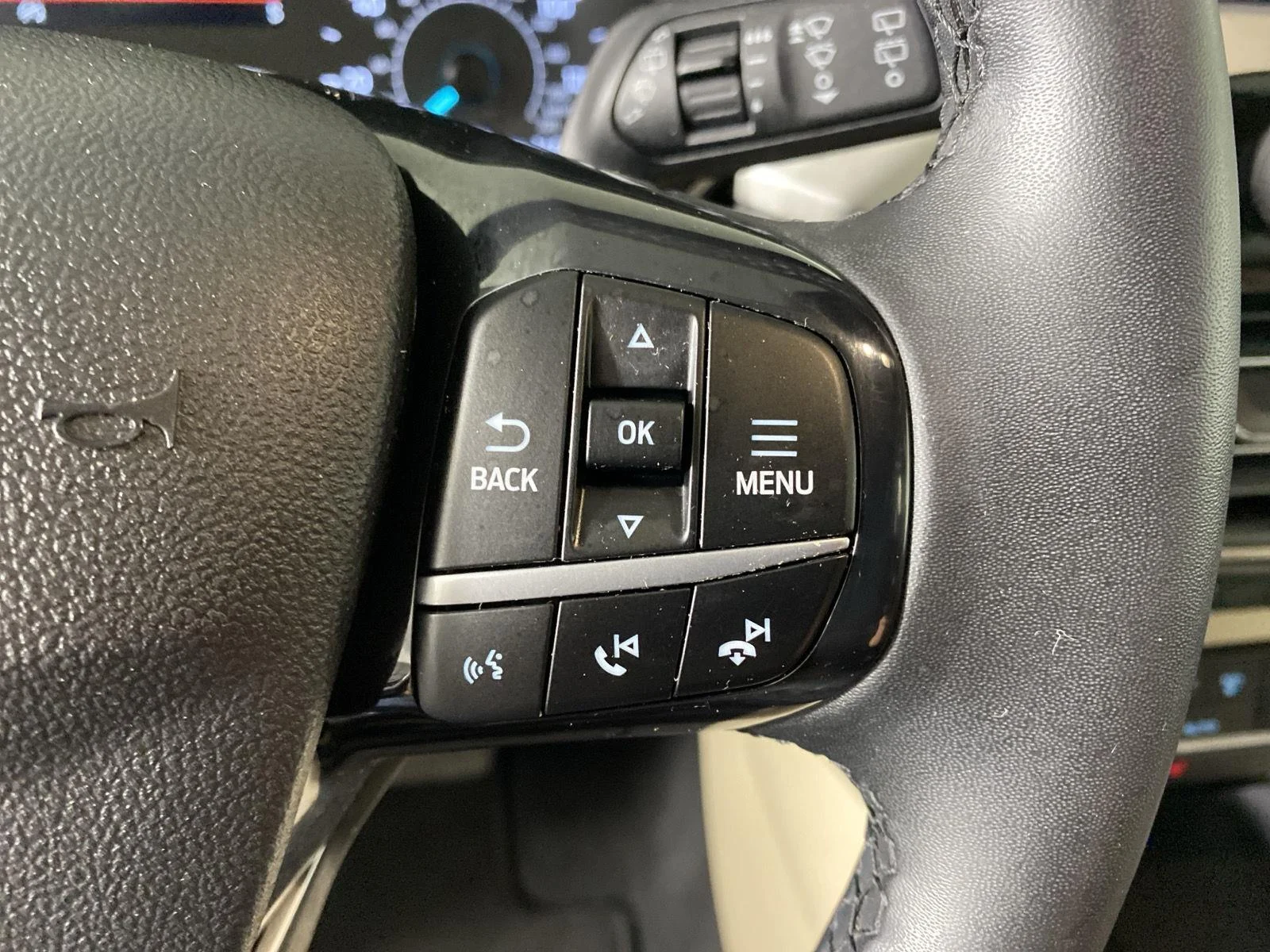 Used 2022 Iconic Silver Ford SE image 18