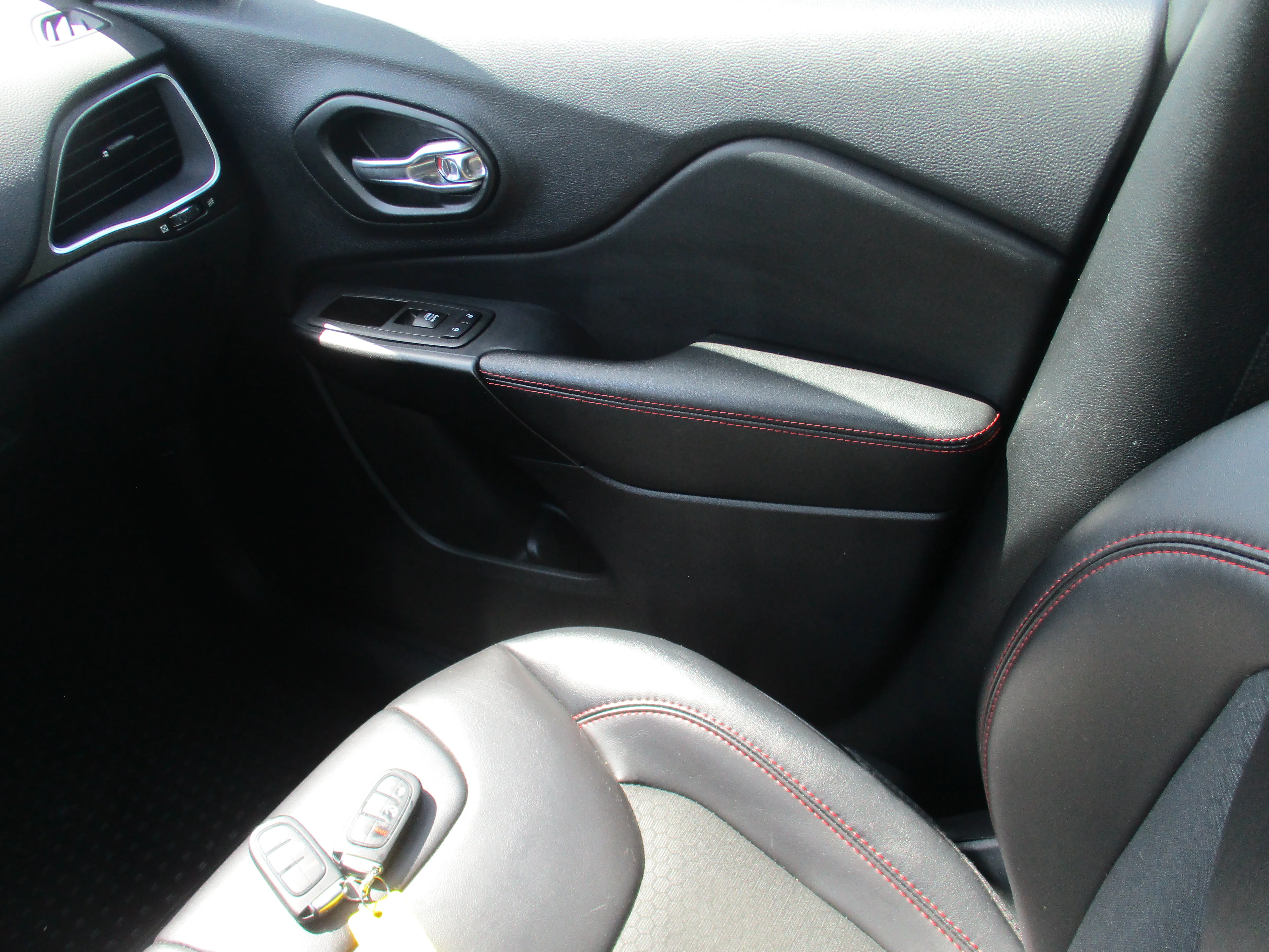 Used 2022 Hydro Blue Pearlcoat Jeep Trailhawk image 24