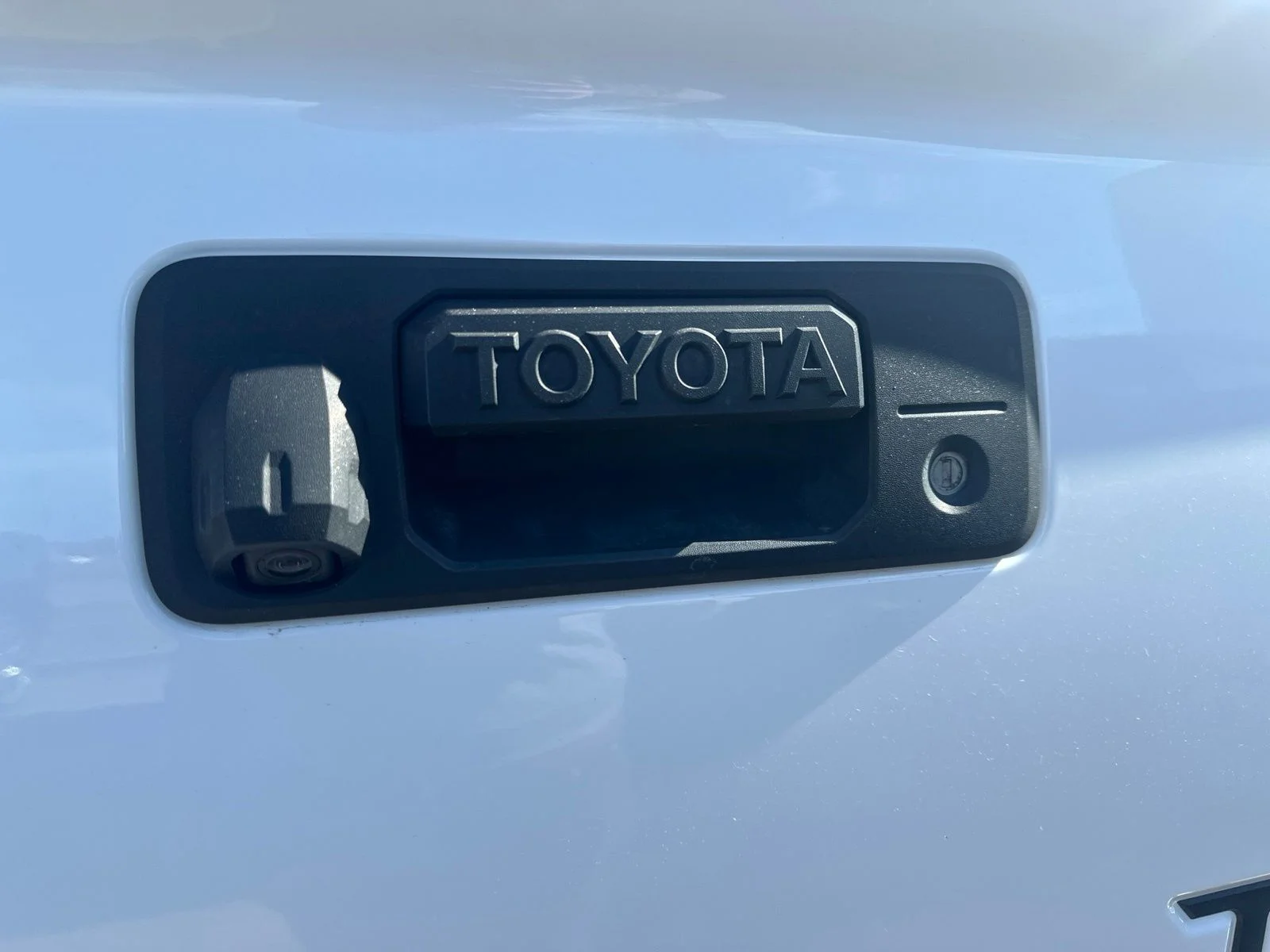 Used 2020 White Toyota SR5 image 6