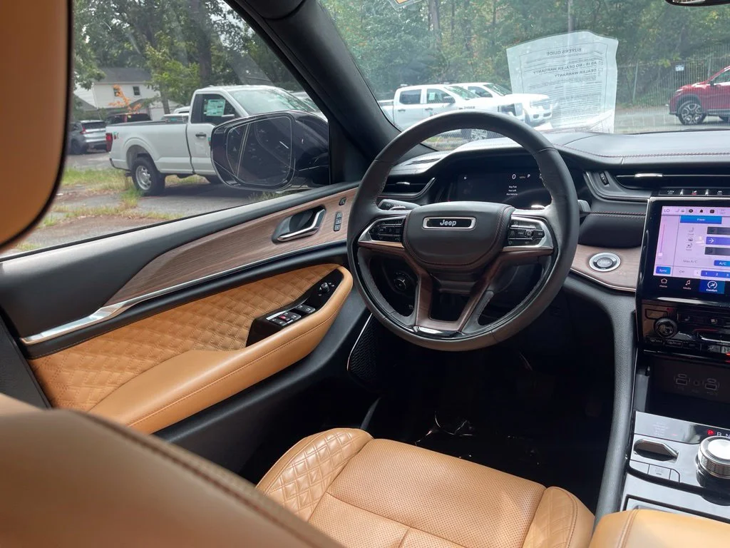 Used 2024 White Jeep Summit image 9