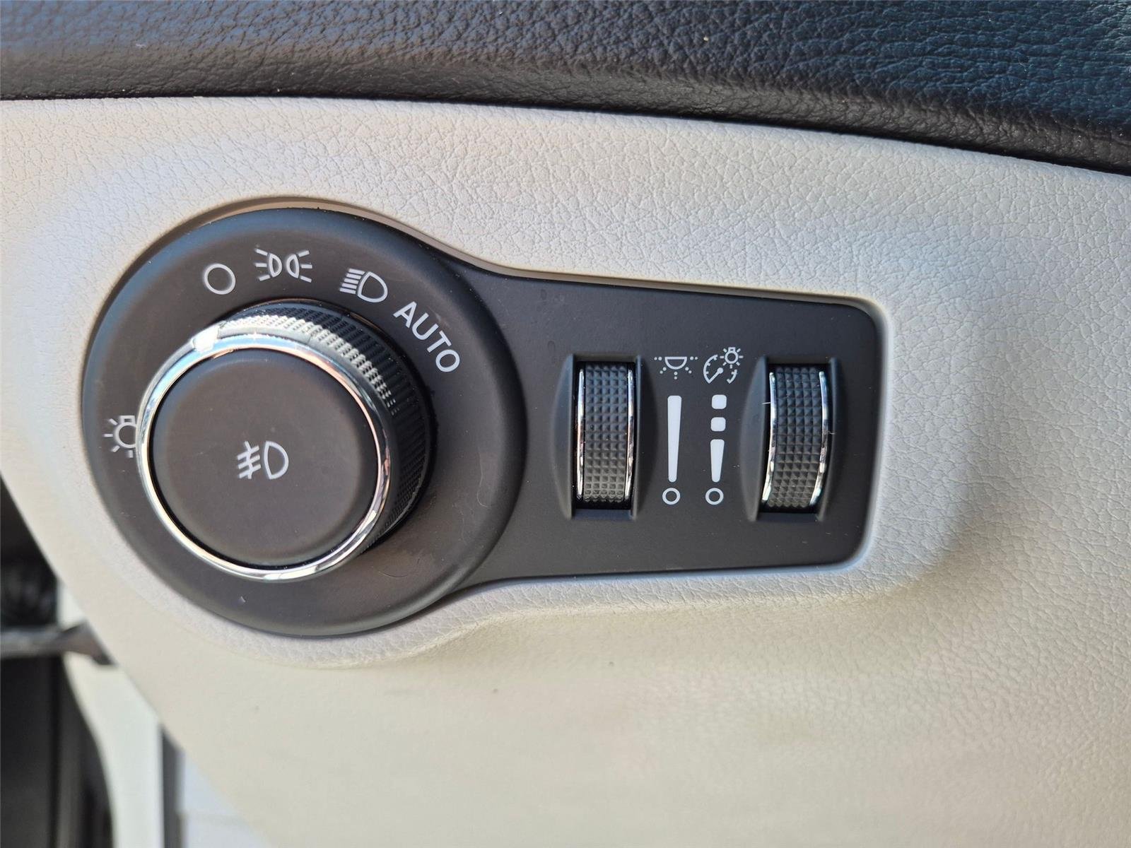 Used 2018 White Clearcoat Jeep Latitude image 16