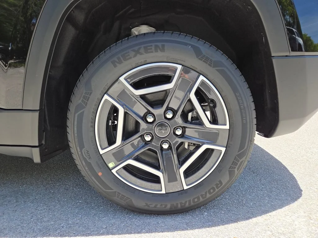 New 2026 Diamond Black Crystal Pearlcoat Jeep Laredo image 20