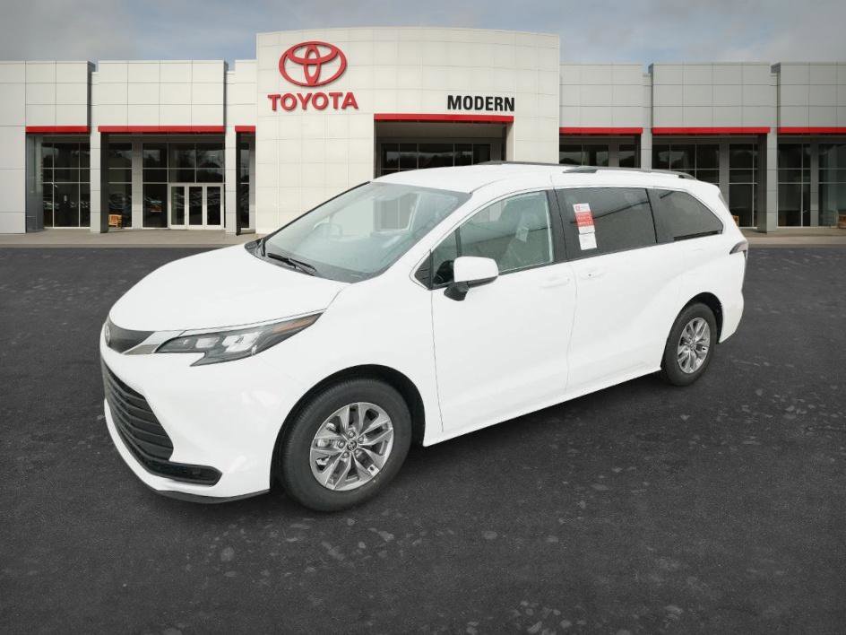 2026 Toyota Sienna LE 8-Passenger Hybrid FWD's photo