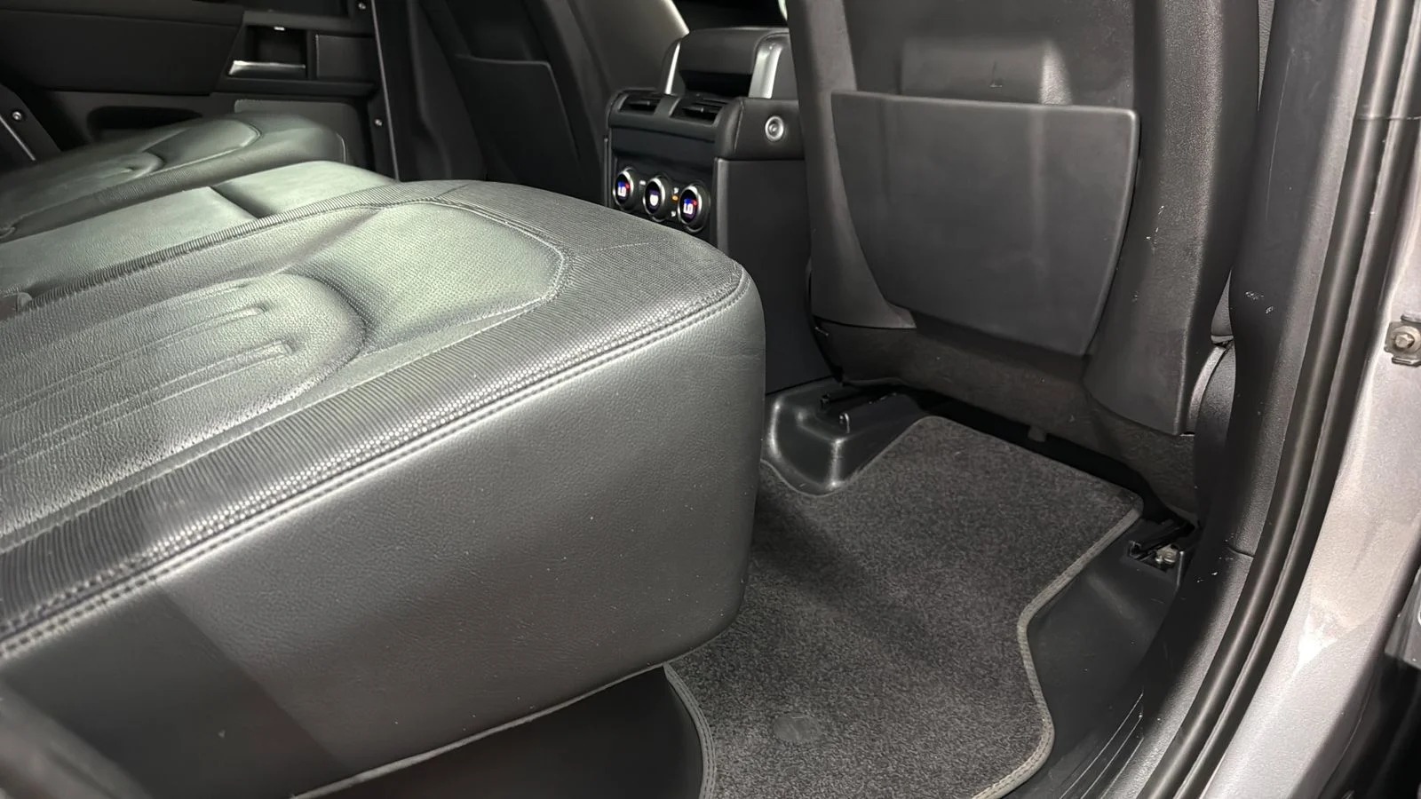 Used 2021  Land Rover X-Dynamic SE image 26