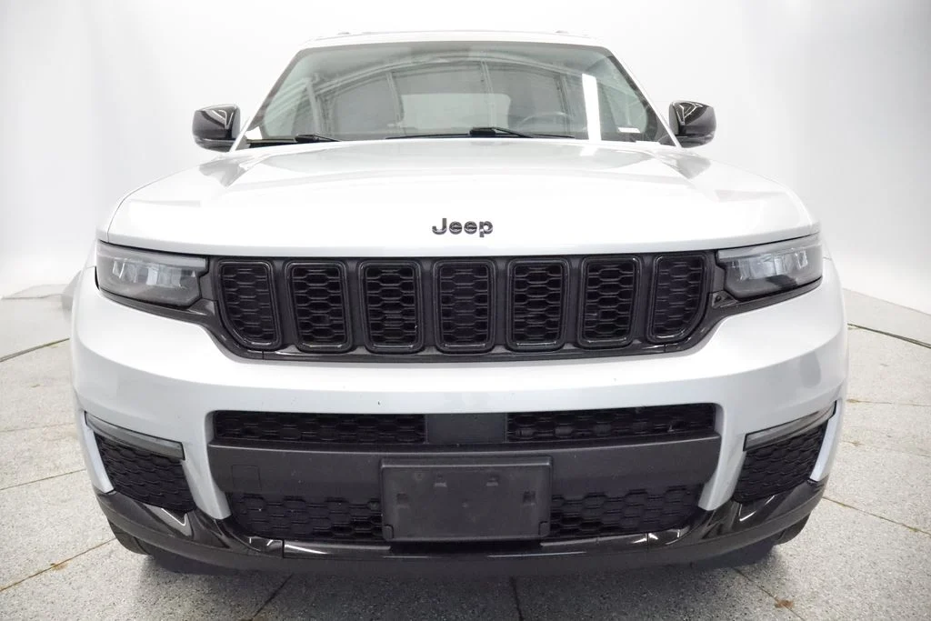 Used 2022 Silver Jeep Limited image 5