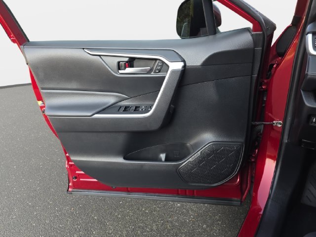 Used 2021 Red Toyota XLE Premium image 25