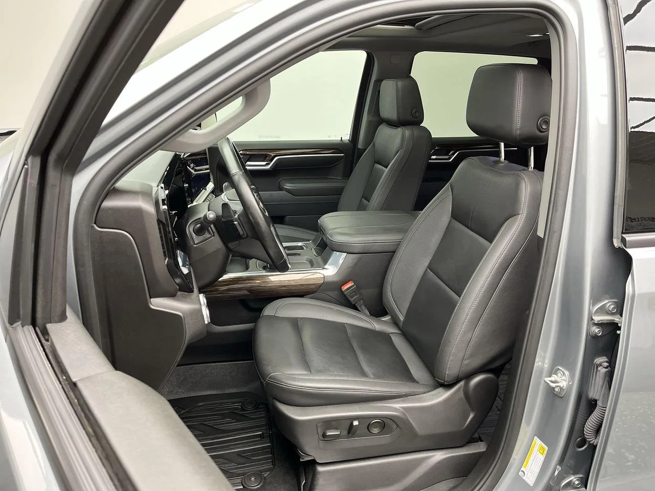 Used 2025 Sterling Metallic GMC Elevation image 11
