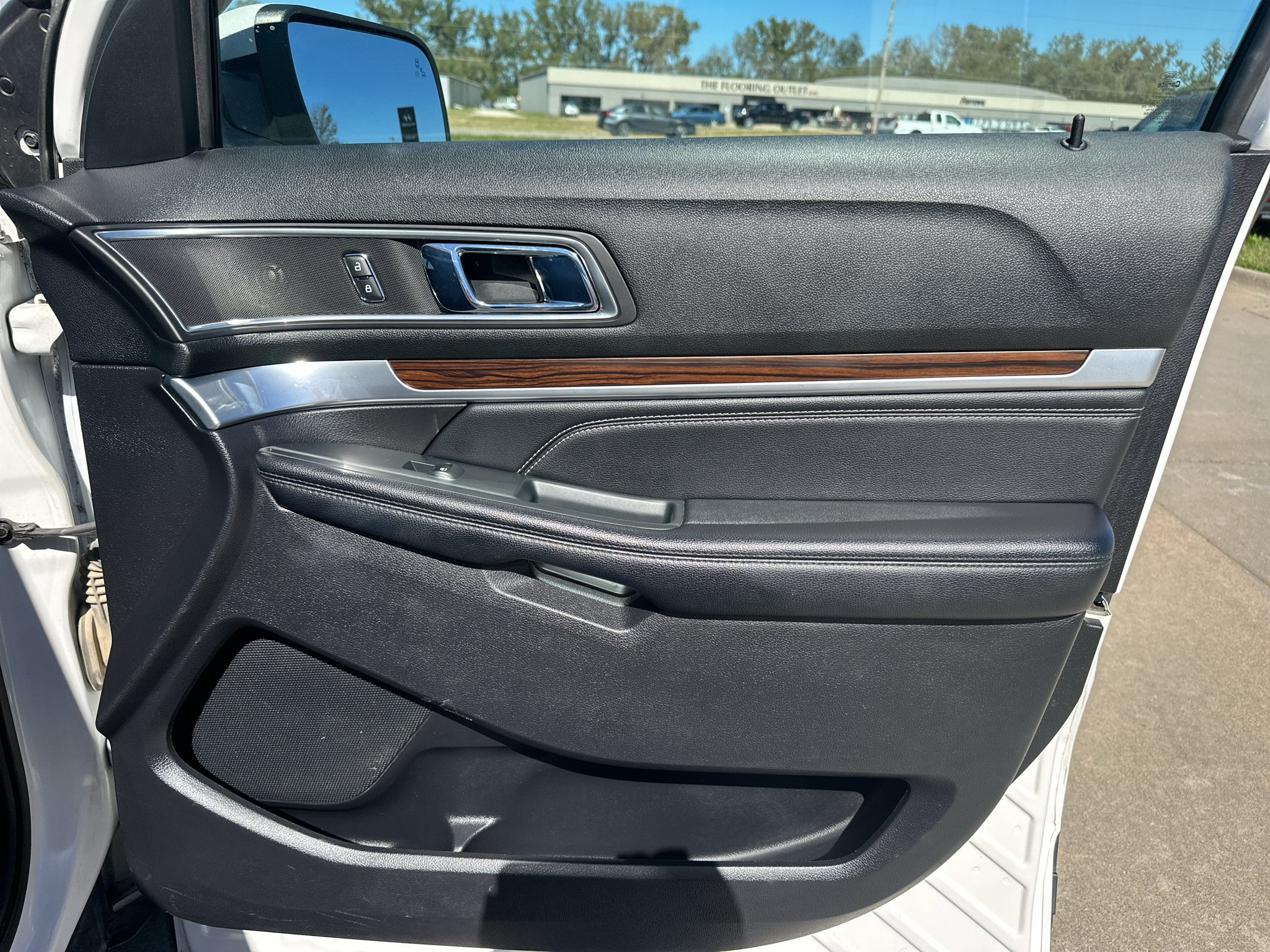 Used 2018 White Platinum Metallic Tri-Coat Ford Limited image 31