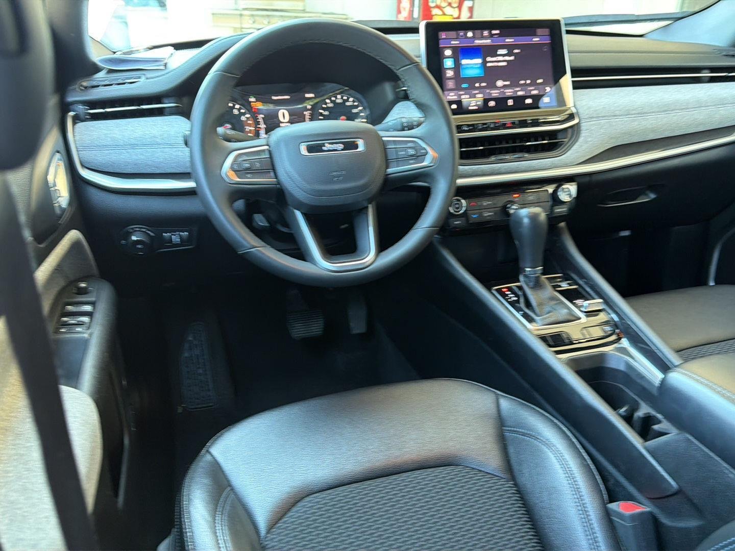 Used 2024  Jeep Latitude image 18