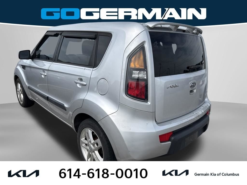 Used 2011 Silver Kia Plus image 2