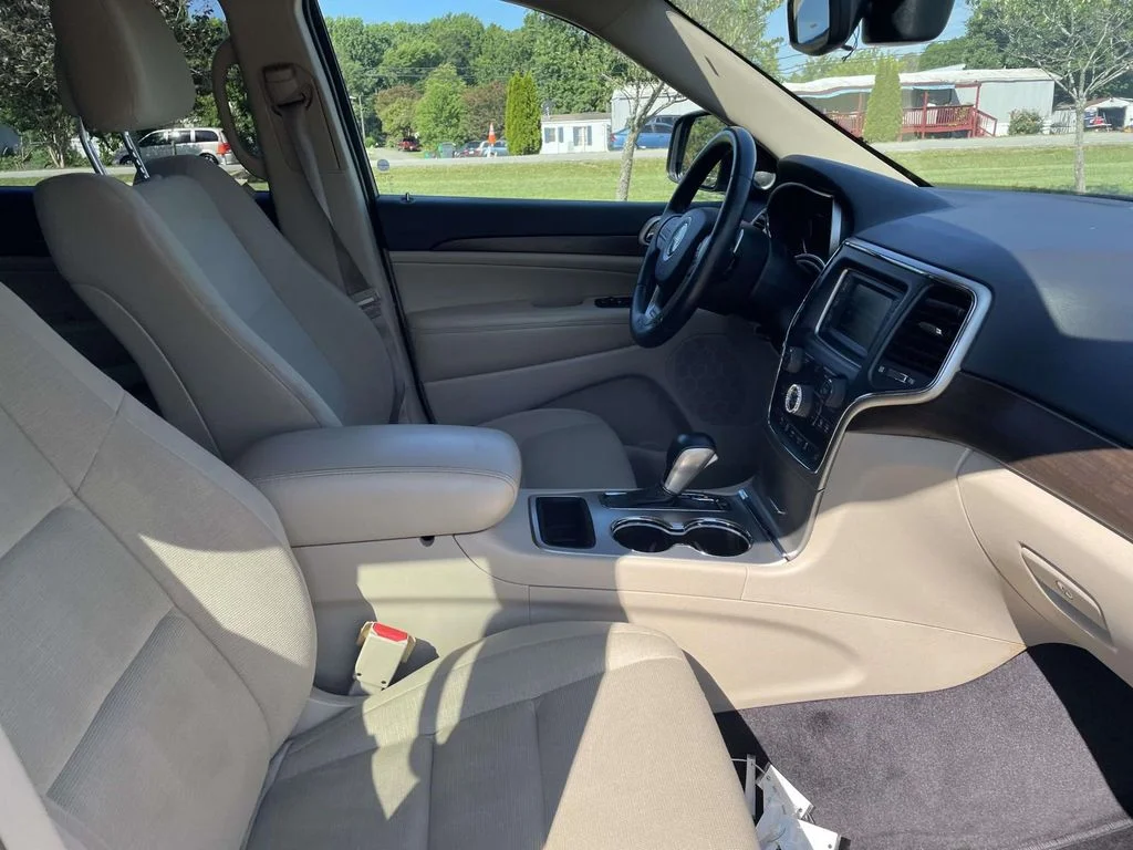 Used 2017 Diamond Black Crystal Pearlcoat Jeep Laredo image 8