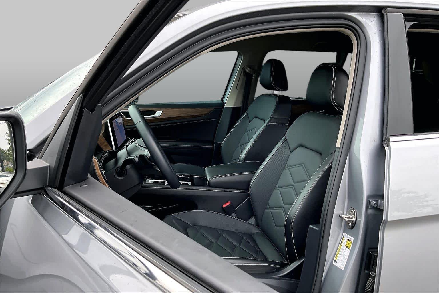 Used 2025 Silver Mist Metallic Volkswagen 2.0T SE w/Technology image 7