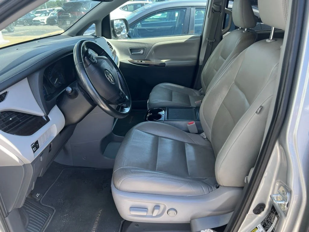 Used 2020 Silver Toyota XLE image 7