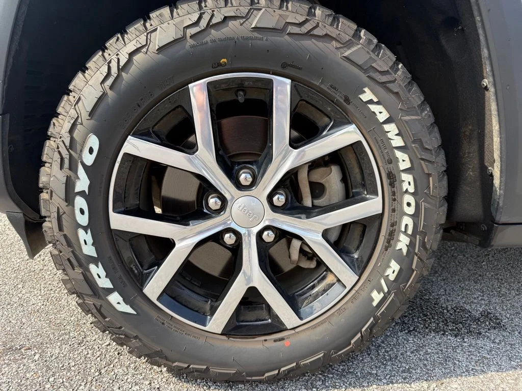 Used 2023 Silver Jeep Altitude image 22