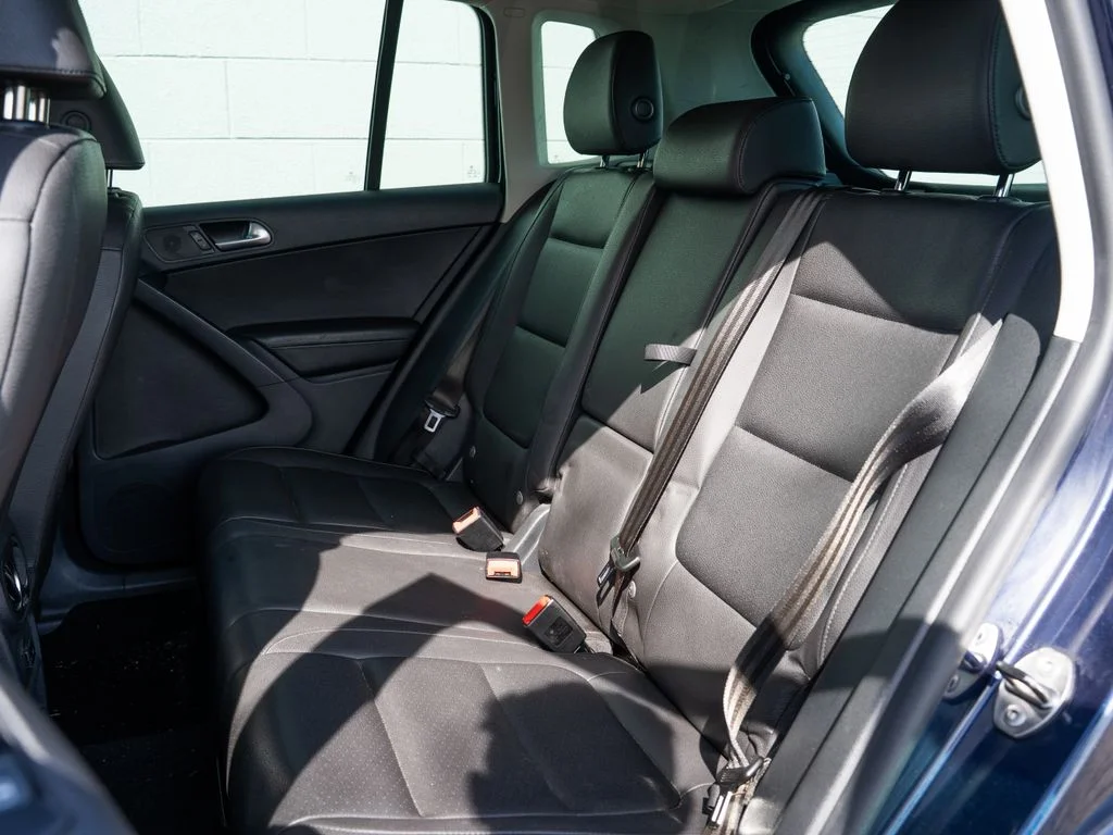 Used 2015 Blue Volkswagen SE image 18