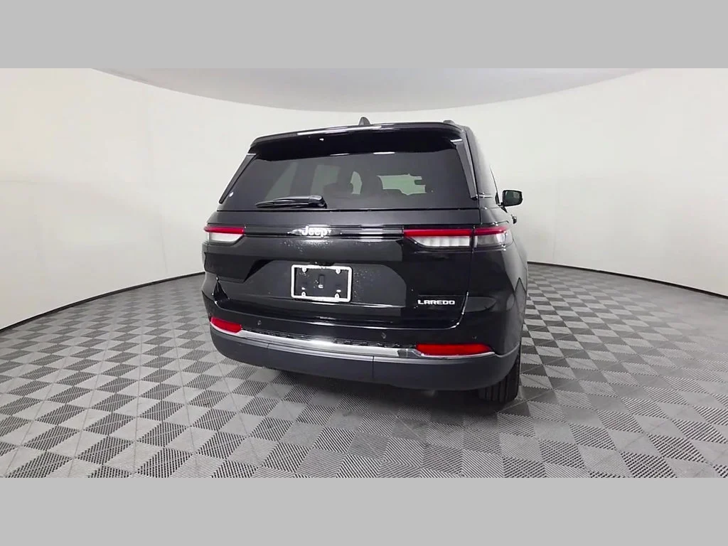 New 2027 High-Gloss Black Paint Jeep Laredo image 27