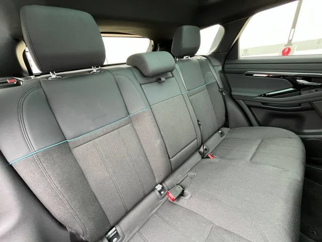 Used 2023 White Land Rover R-Dynamic SE image 17