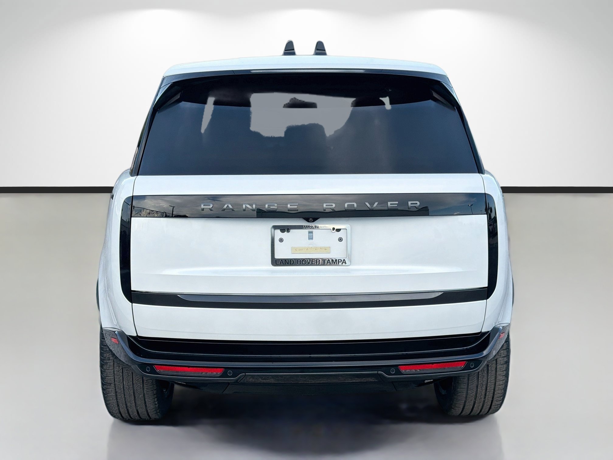 New 2027 Ostuni Pearl White LAND ROVER SE image 4