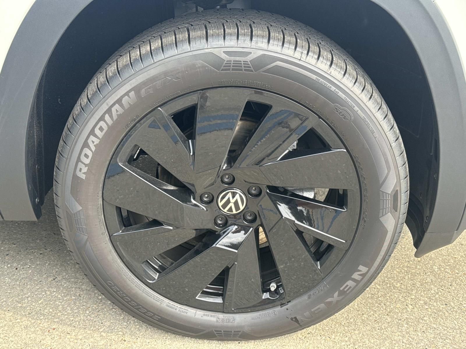 New 2026 White Volkswagen 2.0T SE w/Technology image 3