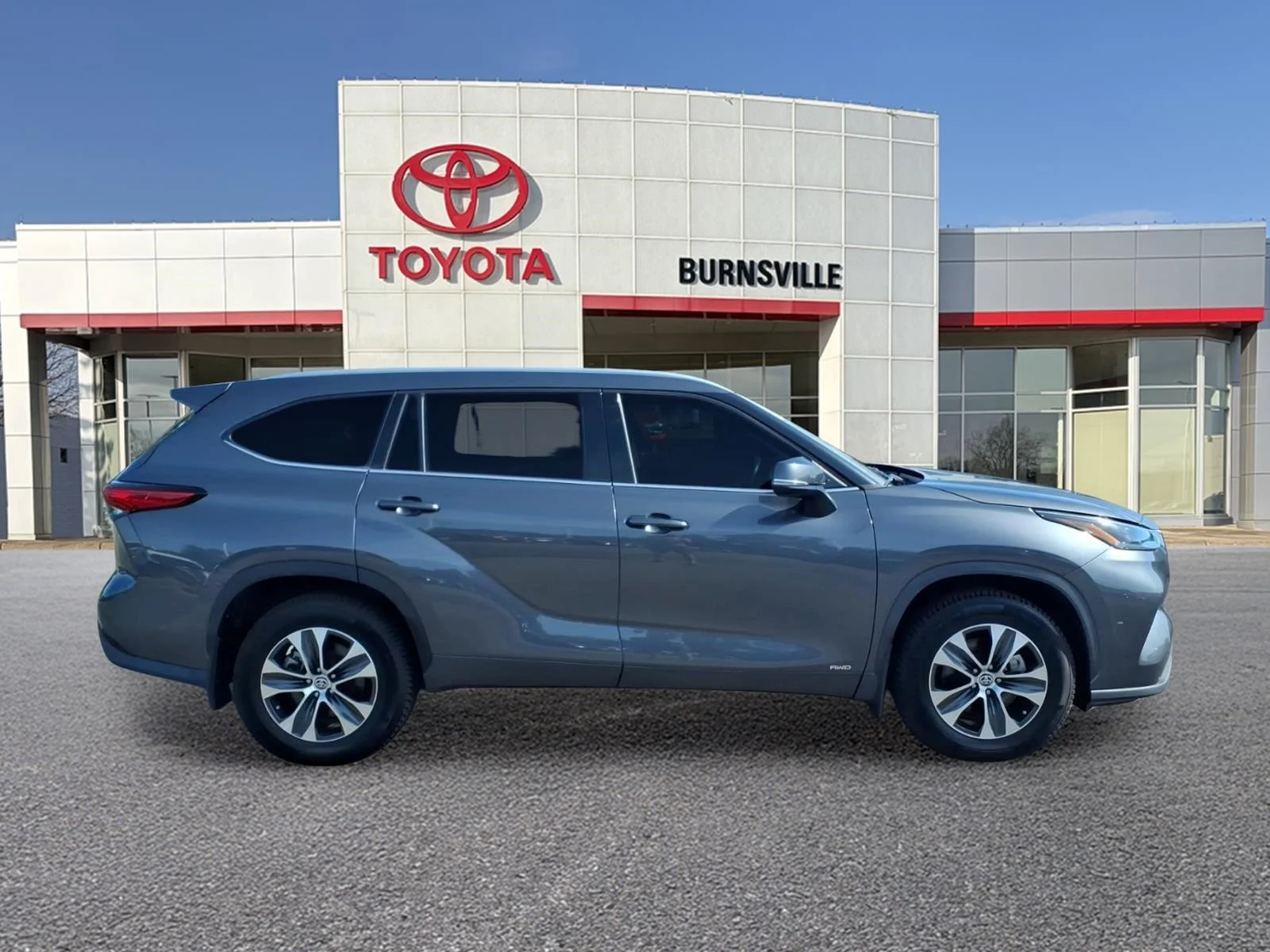 Used 2022 Toyota Highlander XLE with VIN 5TDGBRCHXNS556223 for sale in Burnsville, Minnesota