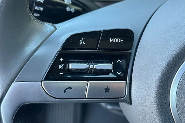 Used 2025 White Hyundai SEL Convenience image 28