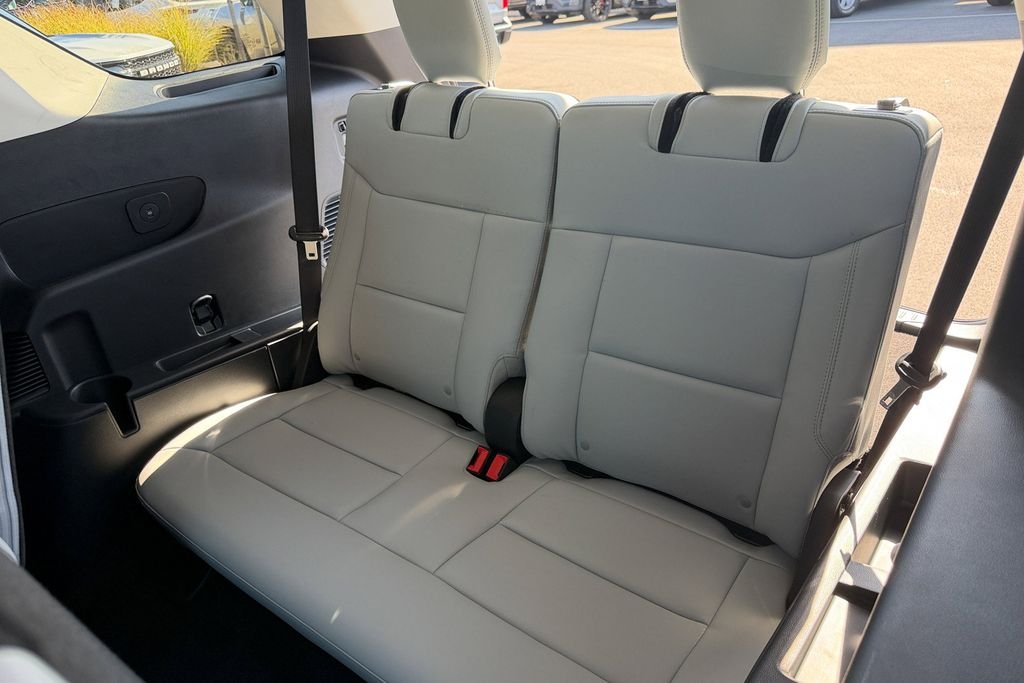 New 2026 Star White Metallic Tri-Coat Ford Platinum™ image 21