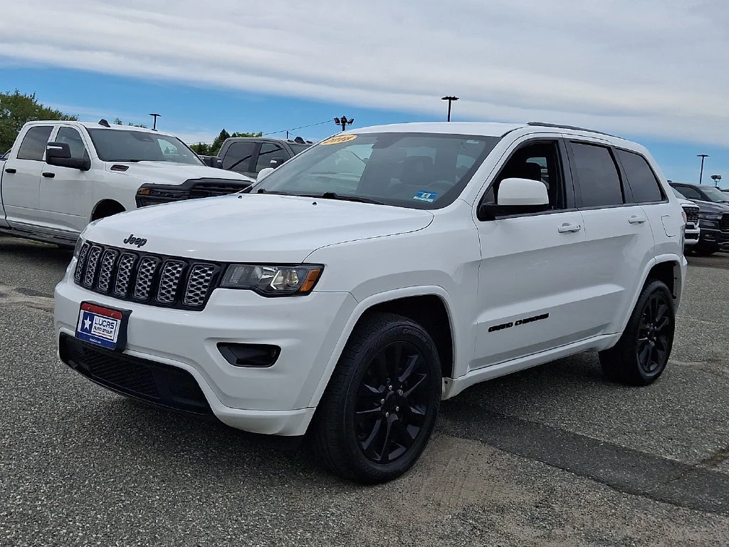 Used 2018 Bright White Clearcoat Jeep Altitude image 6