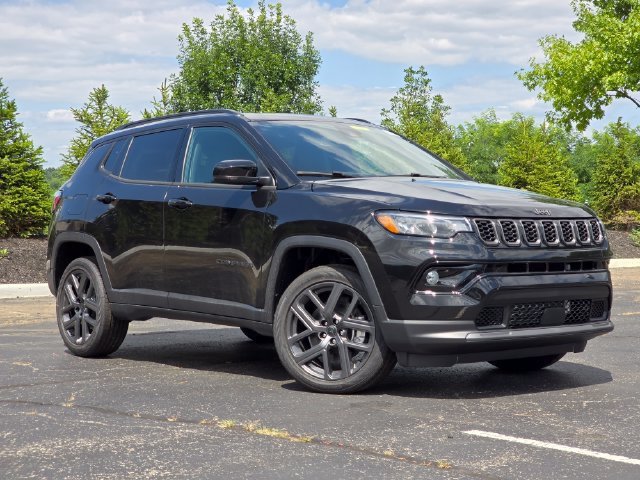 New 2026 Diamond Black Crystal Pearl-Coat Exterior Paint Jeep Limited image 2