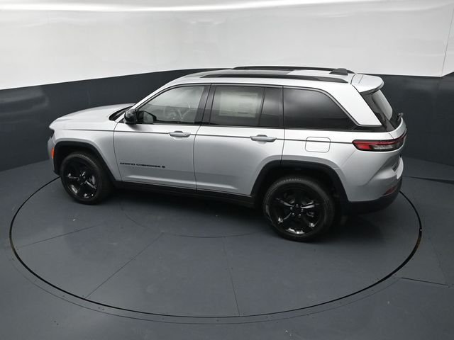 New 2026 Silver Zynith Exterior Paint Jeep Limited image 15