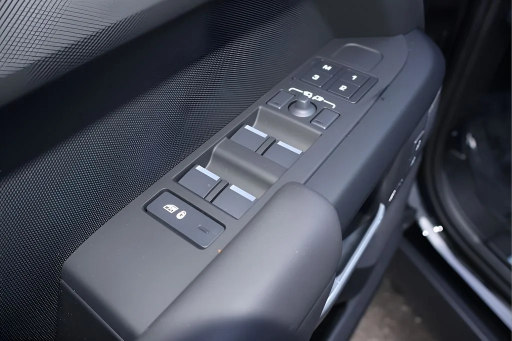 New 2026 Santorini Black Land Rover X-Dynamic SE image 11