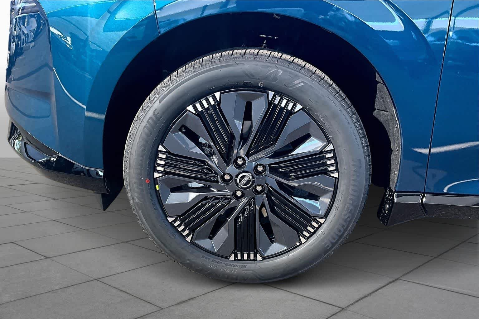 New 2026 Aurora Blue Pearl Metallic / Super Black Two-tone Nissan Platinum image 9