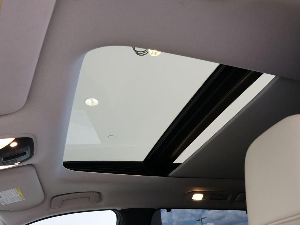 Used 2023 White INFINITI LUXE image 21