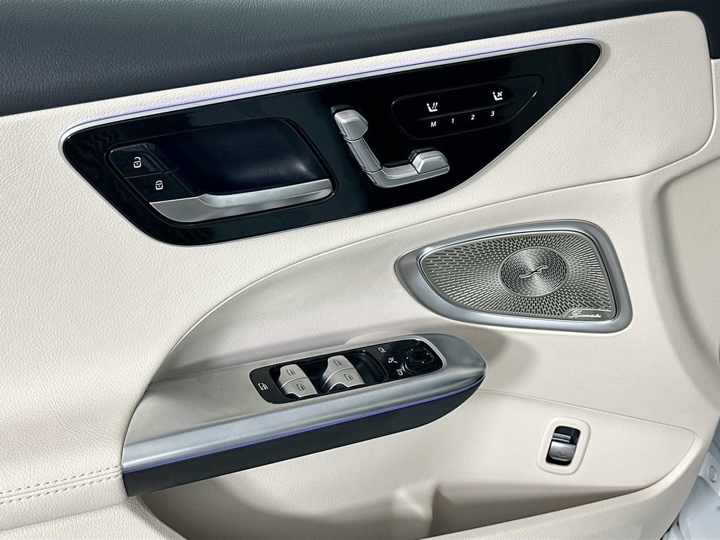 New 2026 MANUFAKTUR Moonlight White Metallic Mercedes-Benz C 300 image 52