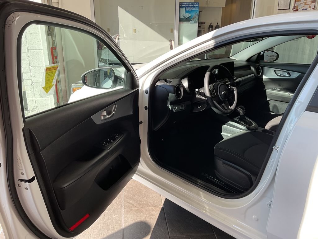 Used 2023 White Kia LXS image 11