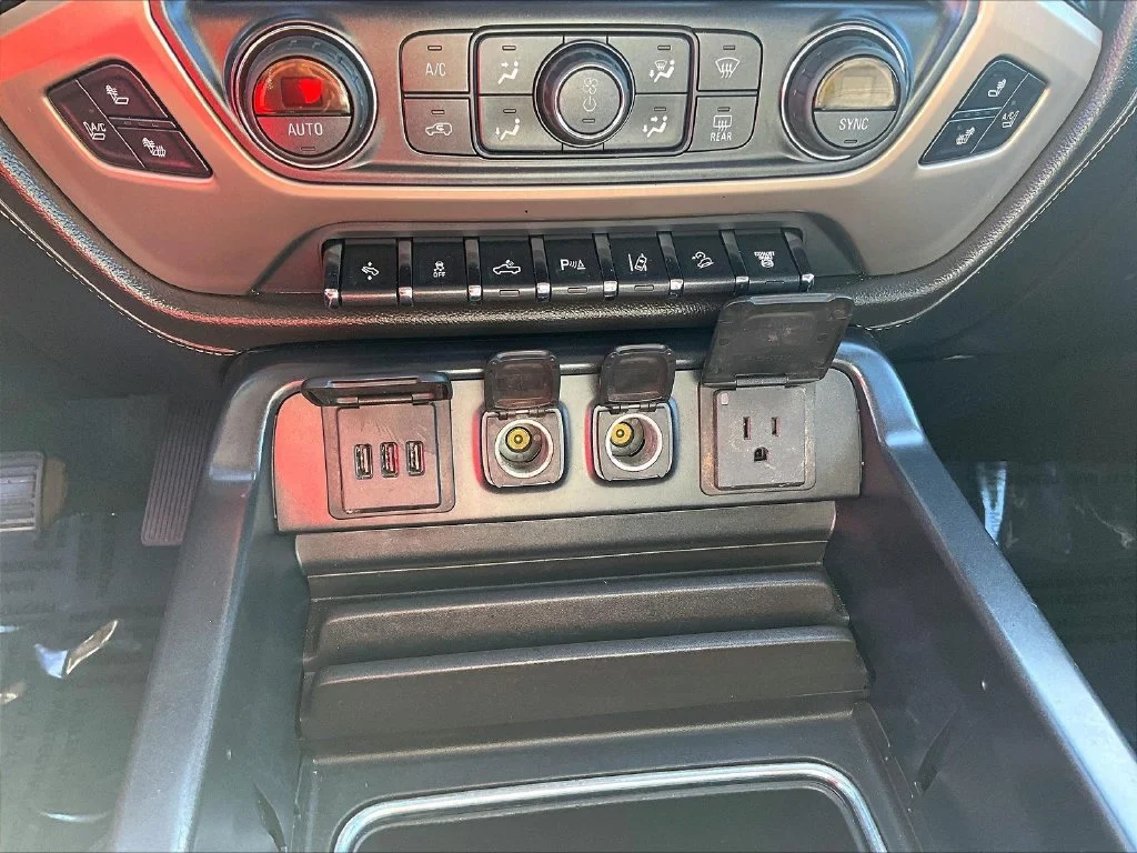 Used 2015 White GMC Denali image 29