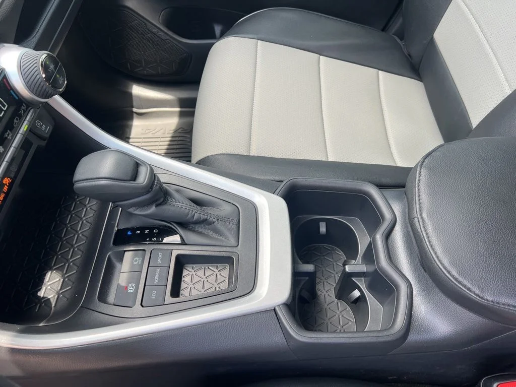 Used 2025  Toyota XLE image 48