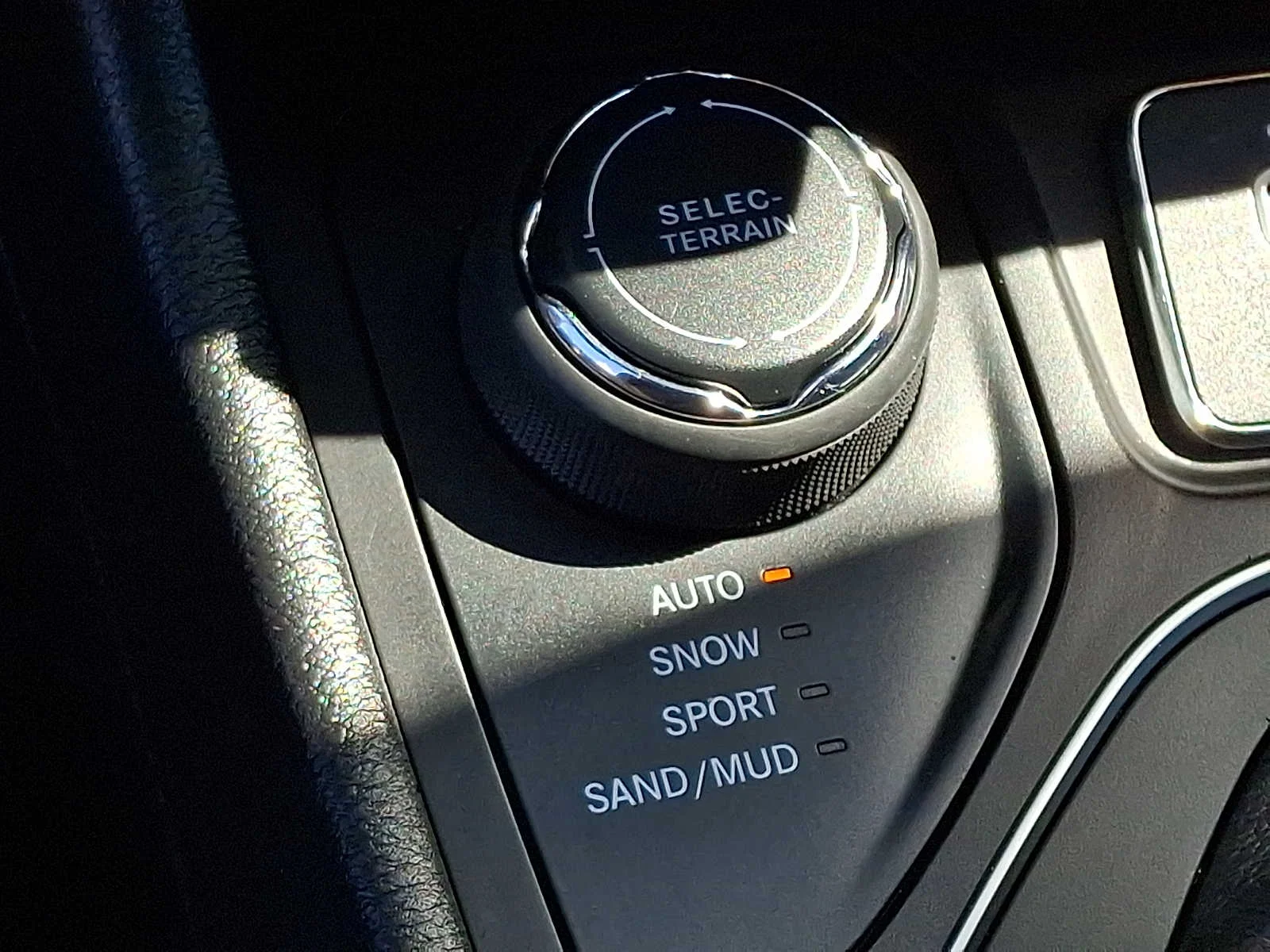 Used 2021 Slate Blue Pearlcoat Jeep Latitude Lux image 23