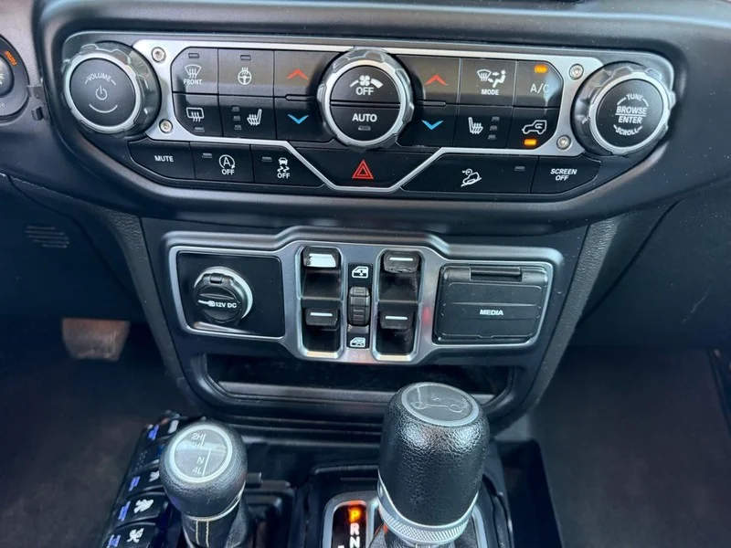 Certified Used 2019 Bright White Clearcoat Jeep Sahara image 15