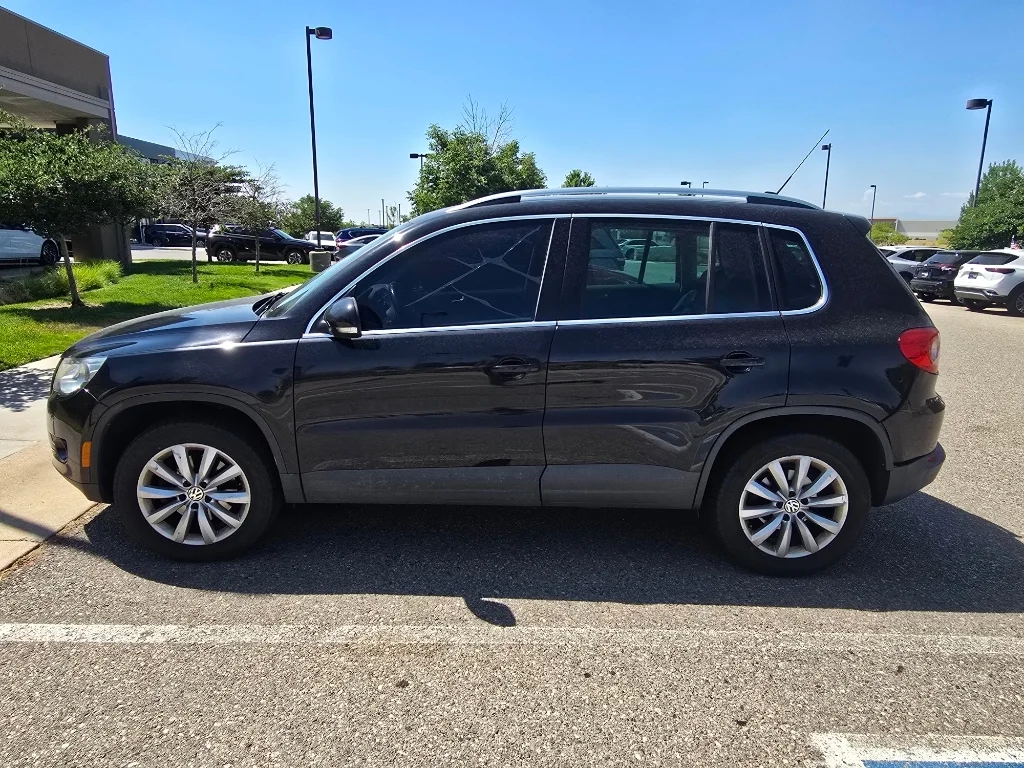 Used 2011 Deep Black Metallic Volkswagen SE 4Motion image 13