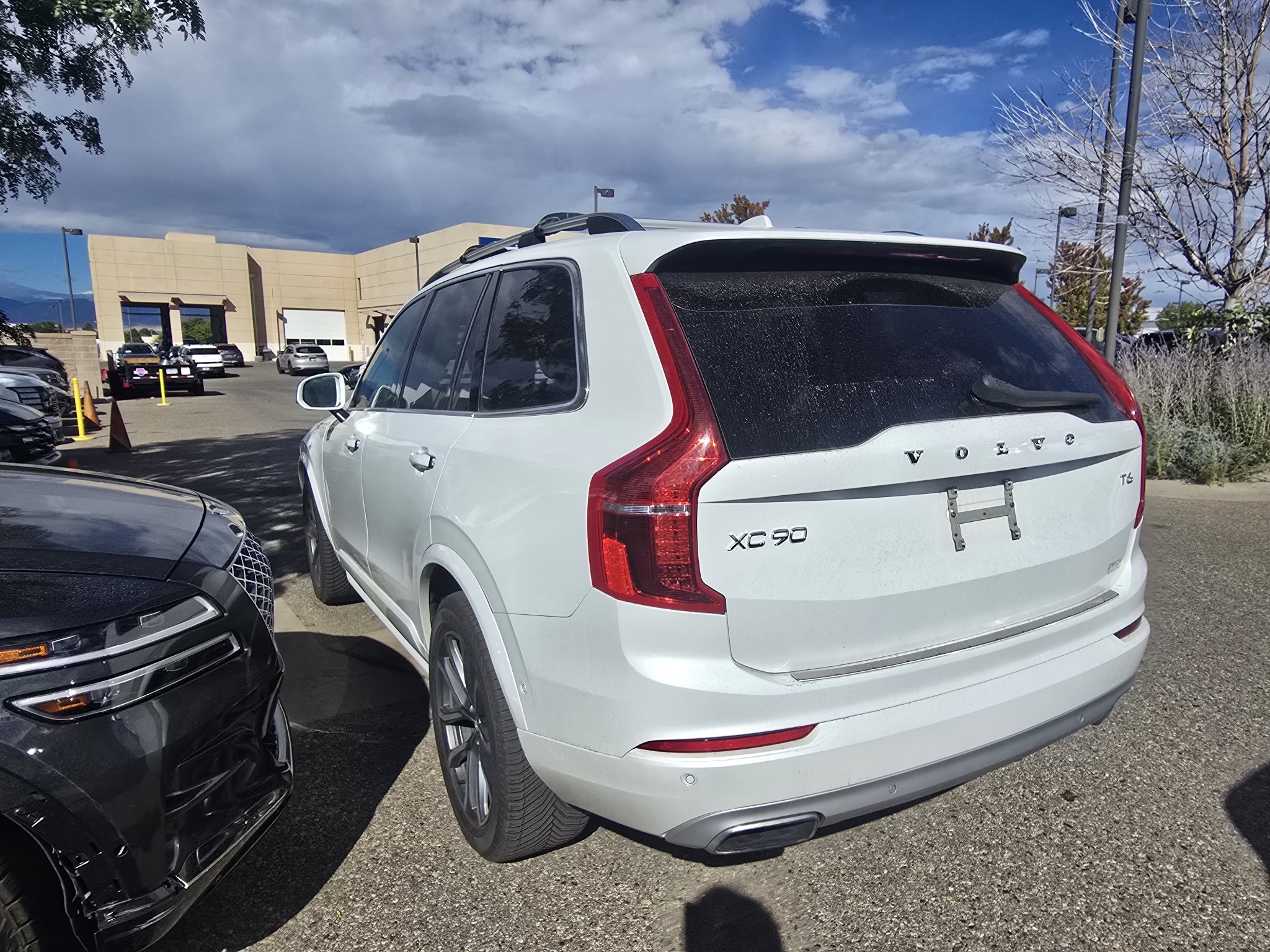 Used 2019 Crystal White Pearl Metallic Volvo Momentum image 12