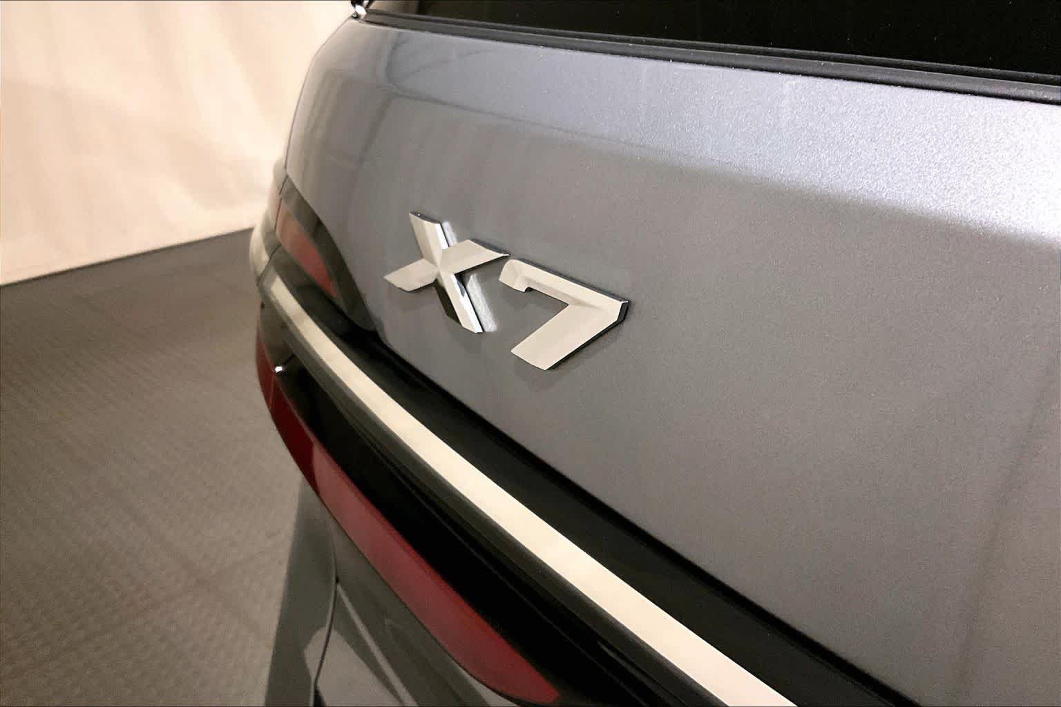 Used 2026 Skyscraper Grey Metallic BMW xDrive40i image 9