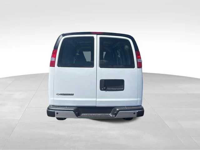 New 2026 Summit White Chevrolet WT image 4